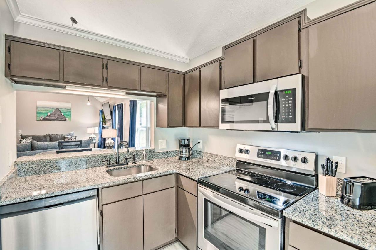 Holiday home Cozy With Yard About 12 Mi To Dtwn Nashville!