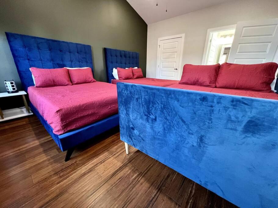 Jink Hippies And Cowboys - 7 Beds - Sleeps 10 Holiday home