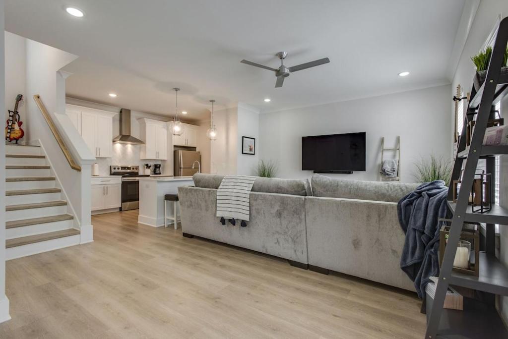 Classy, Cozy, Close To Downtown Apartment