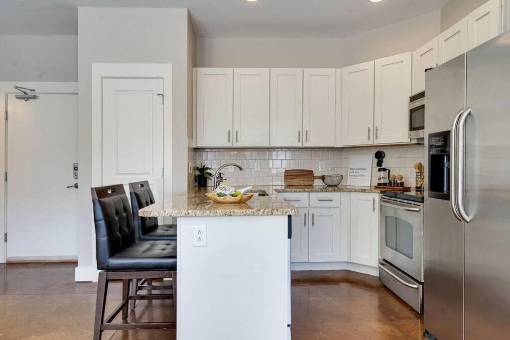 Cashville - Stylish Minutes From Broadway Apartment