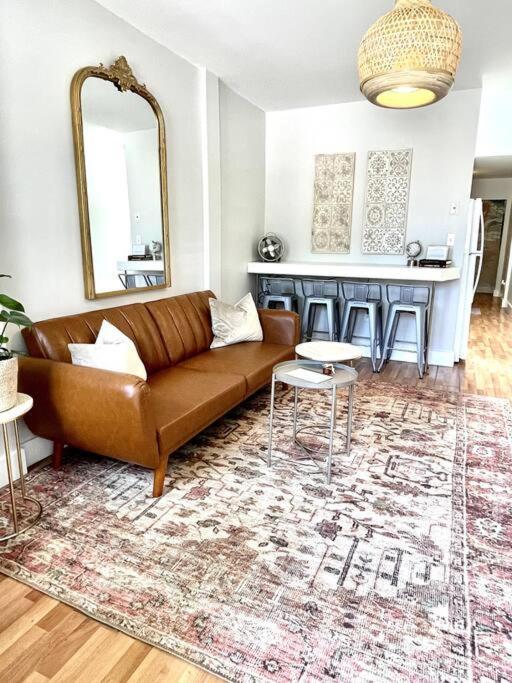 City Skyline Views In A Great Neighborhood Apartment