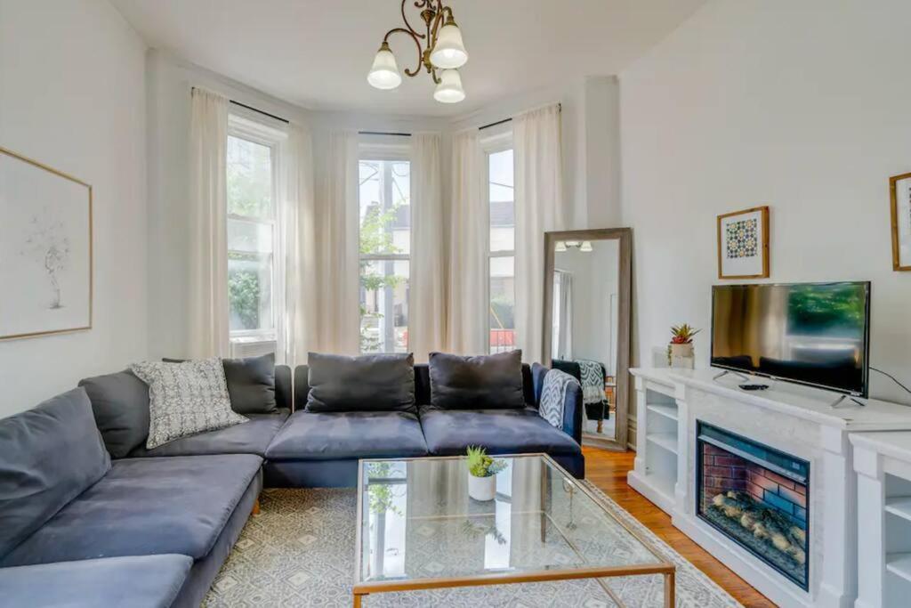 Apartment On Broadway