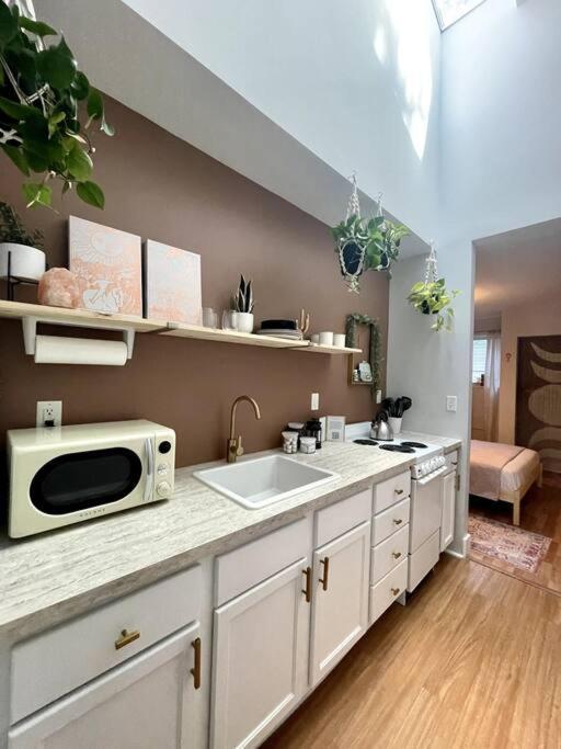 Just A Mile To Broadway Apartment *