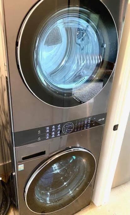 Apartment Quiet, And Cozy, Minutes From Attractions And Experiences! *