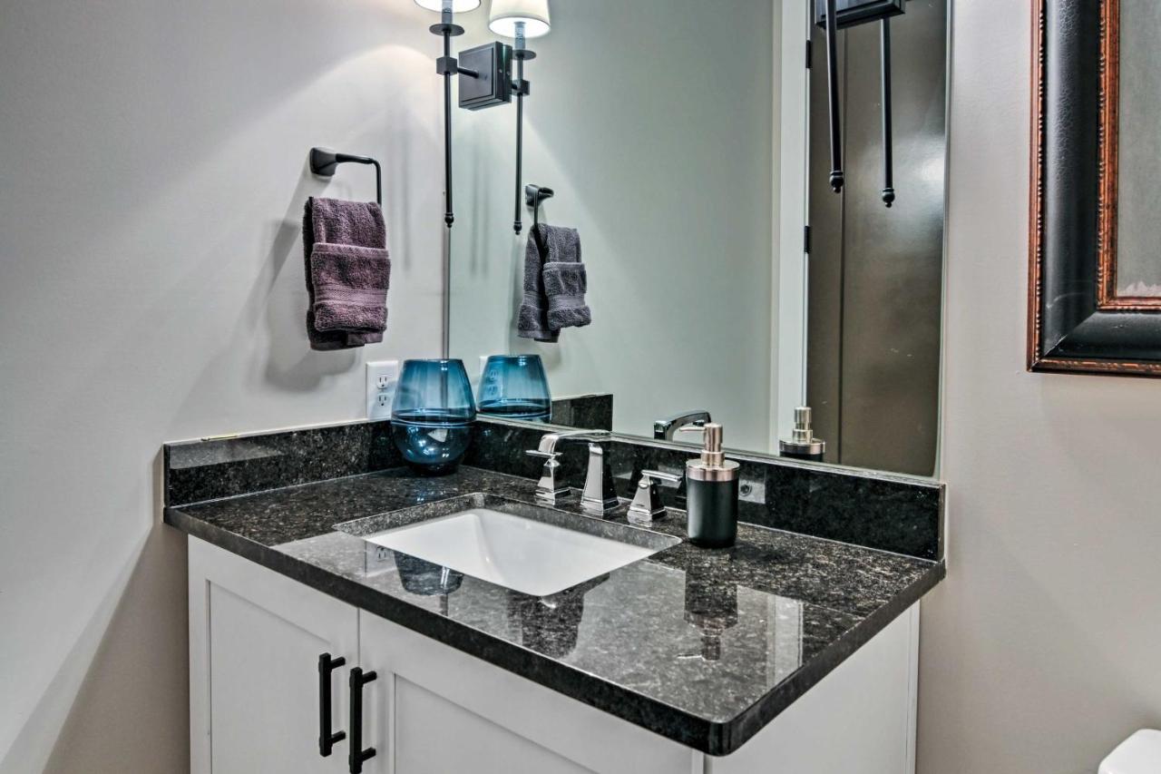 Holiday home Beautiful Near Downtown With Hot Tub!