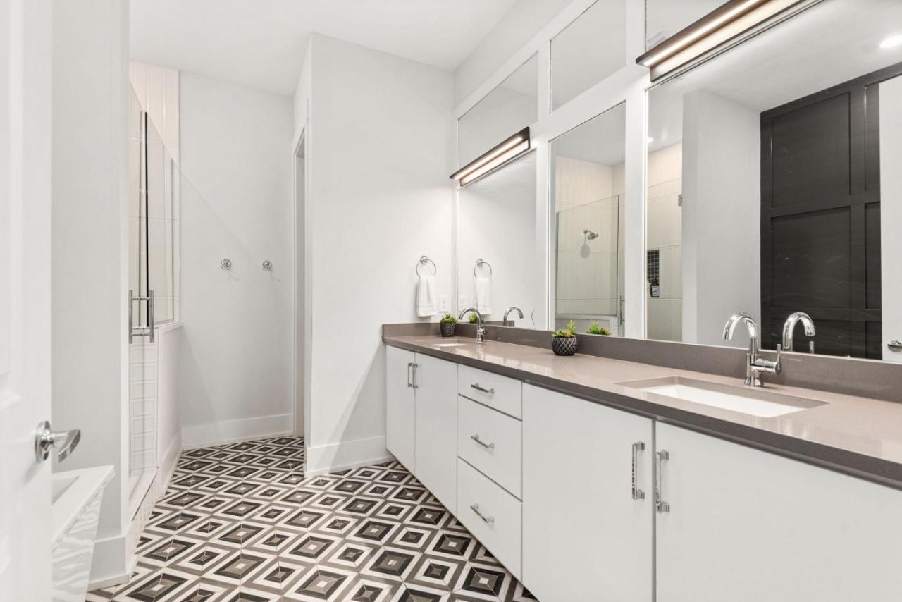High End Getaway W Balcony In Prime West End Apartment *