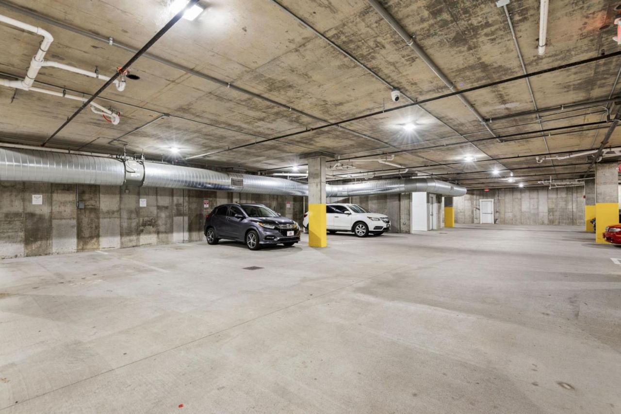 High End Getaway W Balcony In Prime West End Apartment *