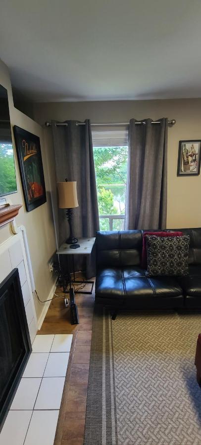 Captain's Quarters Riverfront #2 Apartment *