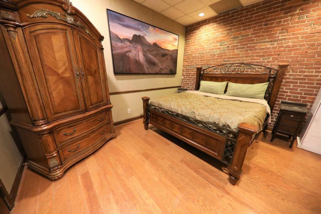 Holiday home Broadway: The Speakeasy 4br/2bth 2200sf Grnd Lvl