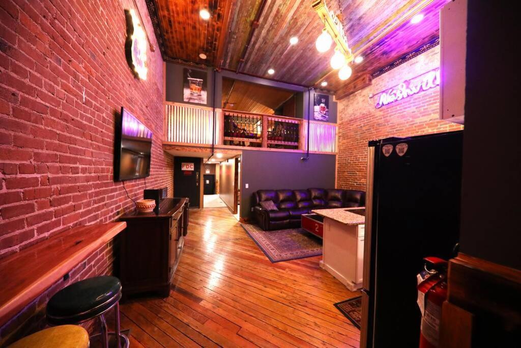 Broadway: The Speakeasy 4br/2bth 2200sf Grnd Lvl Holiday home