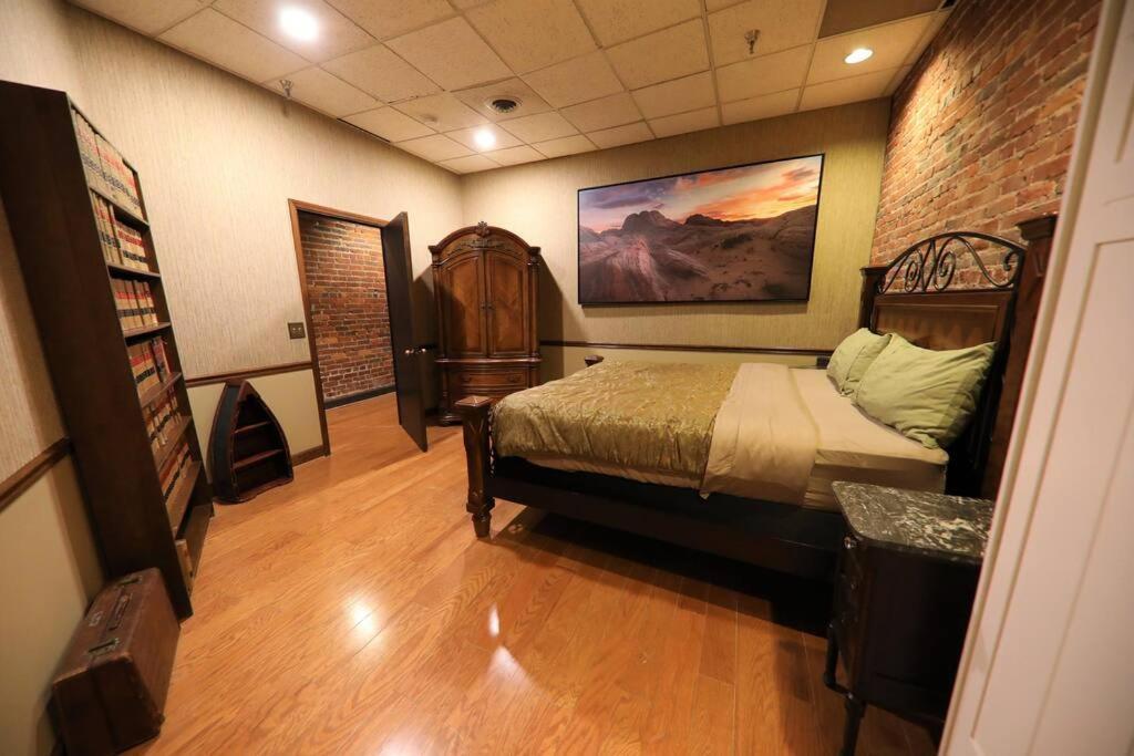 Broadway: The Speakeasy 4br/2bth 2200sf Grnd Lvl Holiday home *