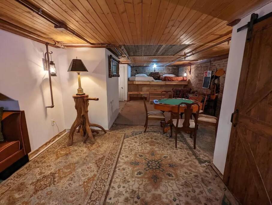 Holiday home Broadway: The Speakeasy 4br/2bth 2200sf Grnd Lvl