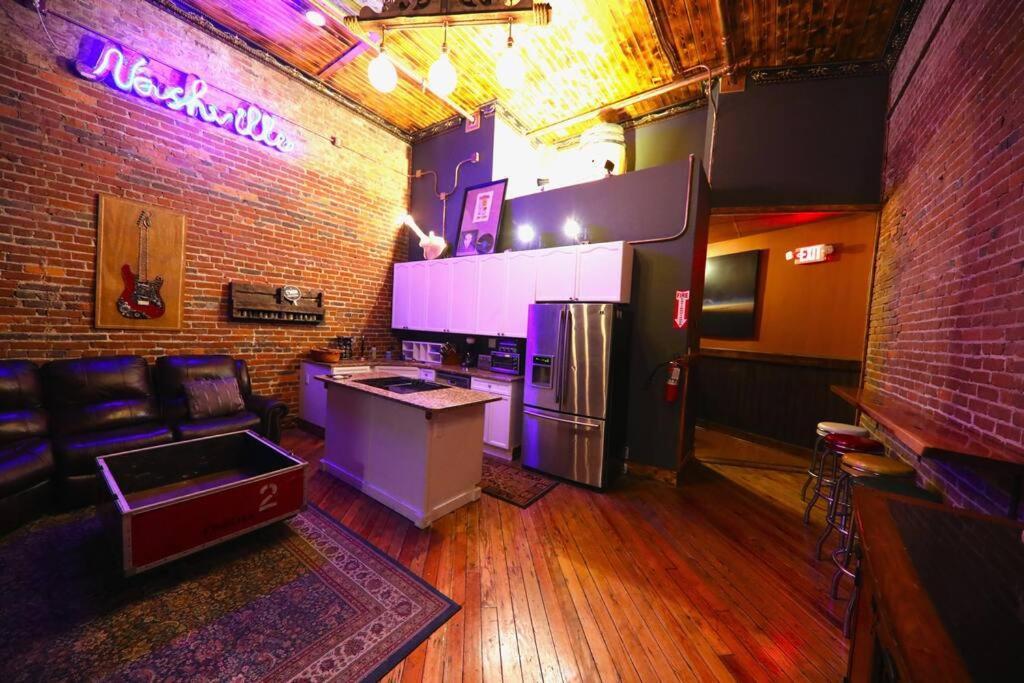 Broadway: The Speakeasy 4br/2bth 2200sf Grnd Lvl * Nashville