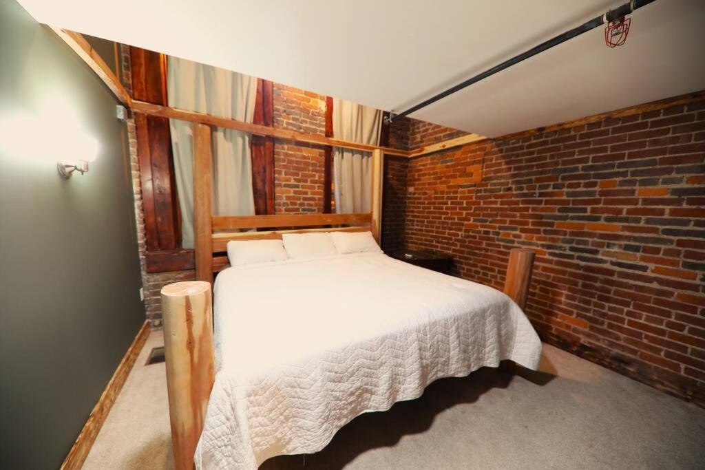 Broadway: The Speakeasy 4br/2bth 2200sf Grnd Lvl *