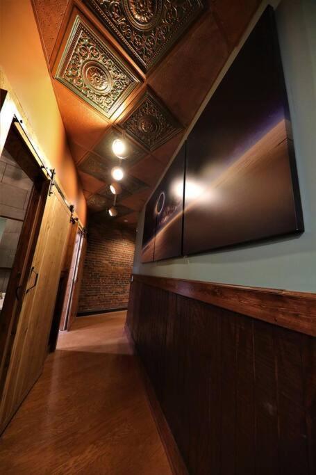 Broadway: The Speakeasy 4br/2bth 2200sf Grnd Lvl Holiday home *
