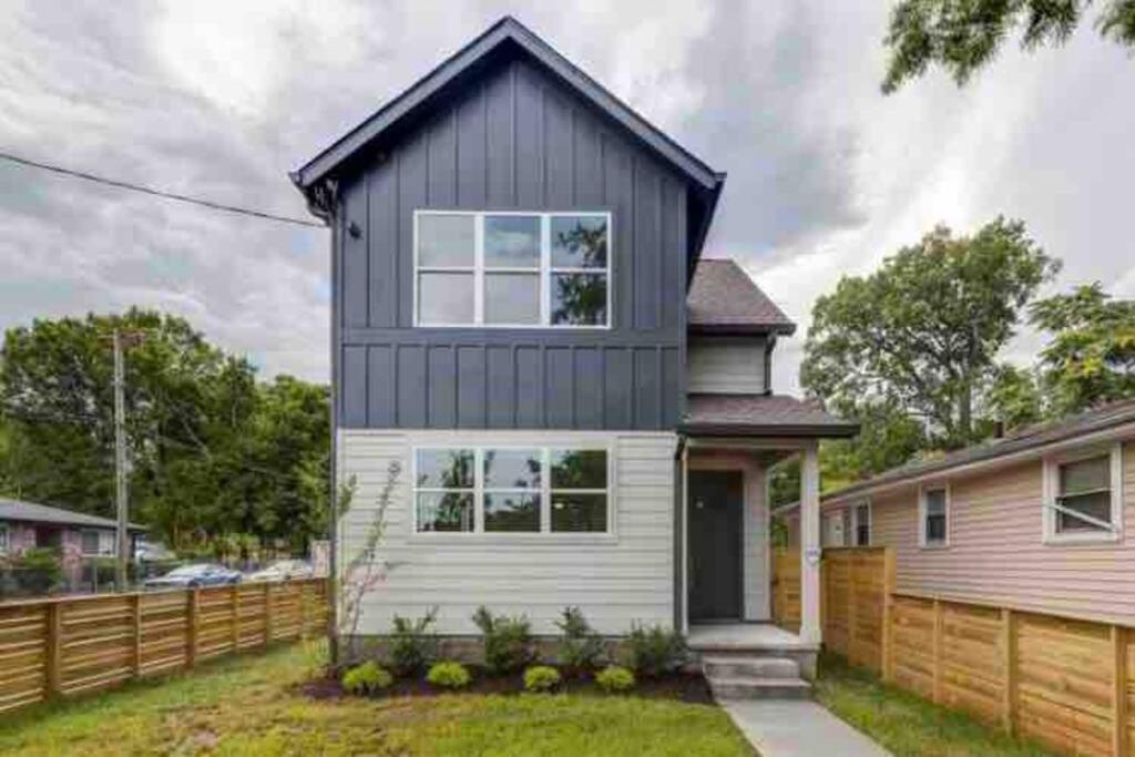 Brand New Downtown Home! Holiday home