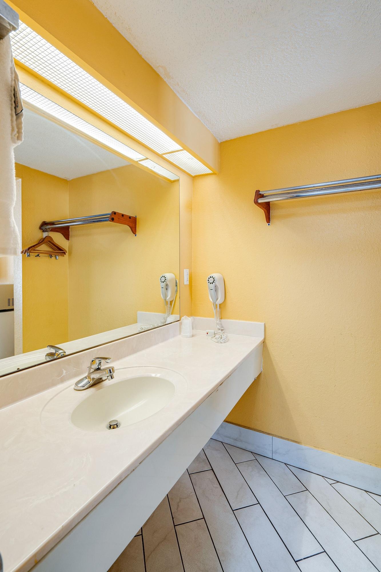 Hotel Days By Wyndham Saint Thomas West Hospital 2*