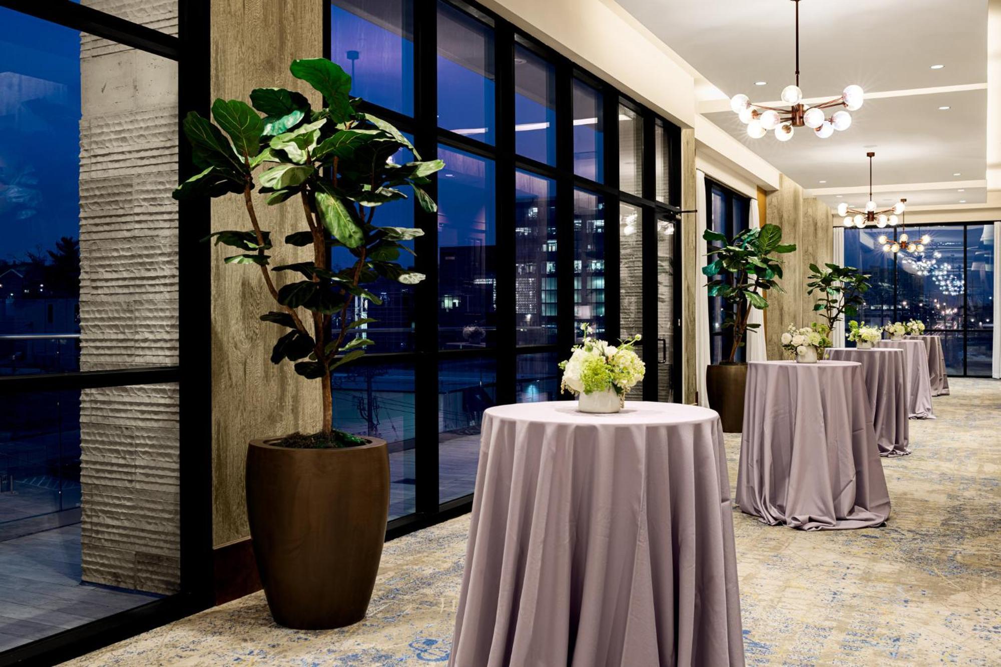 Holiday Inn & Suites Nashville Downtown - Broadway By Ihg 3*