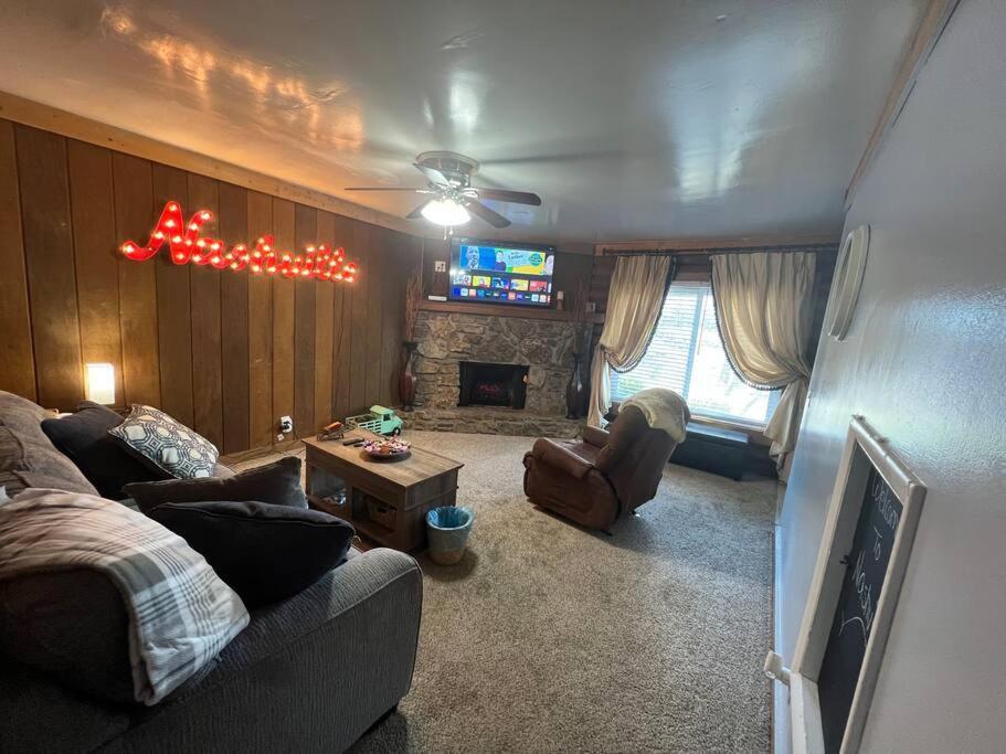 Log Close To Percy Preist * Nashville