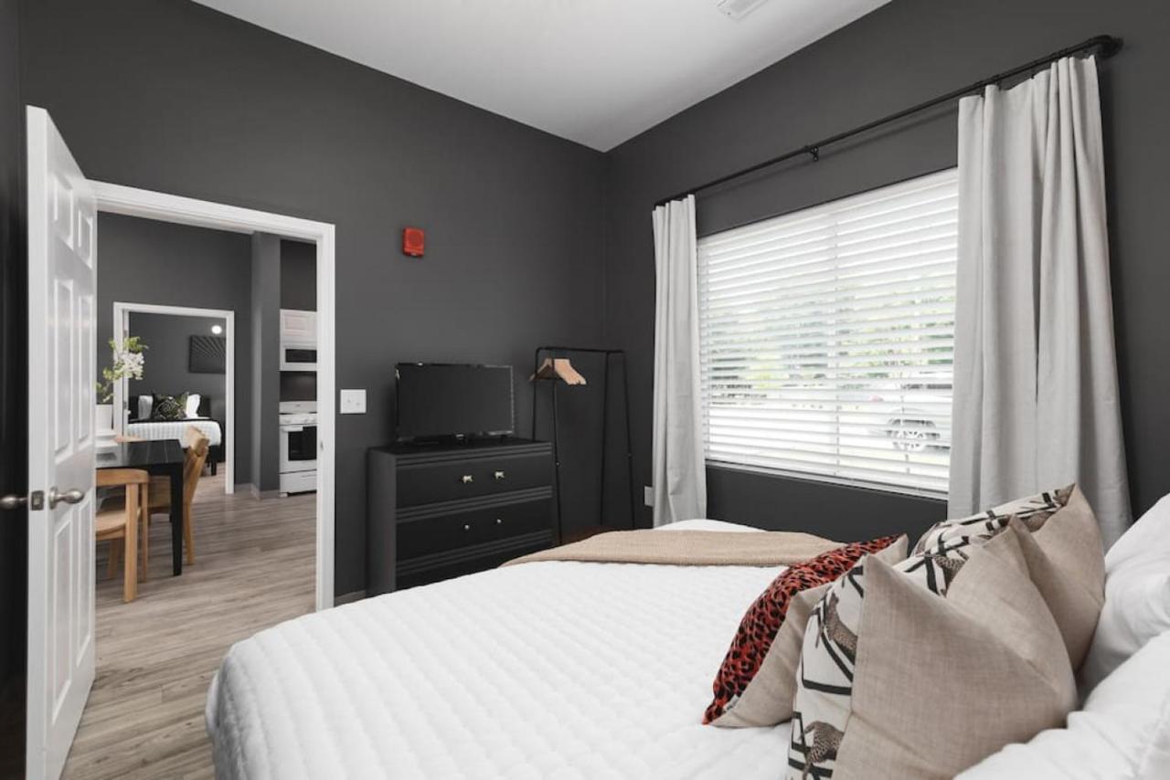 Apartment Chic 4 Bedroom, 7 Beds - Walk To Restaurants Nashville