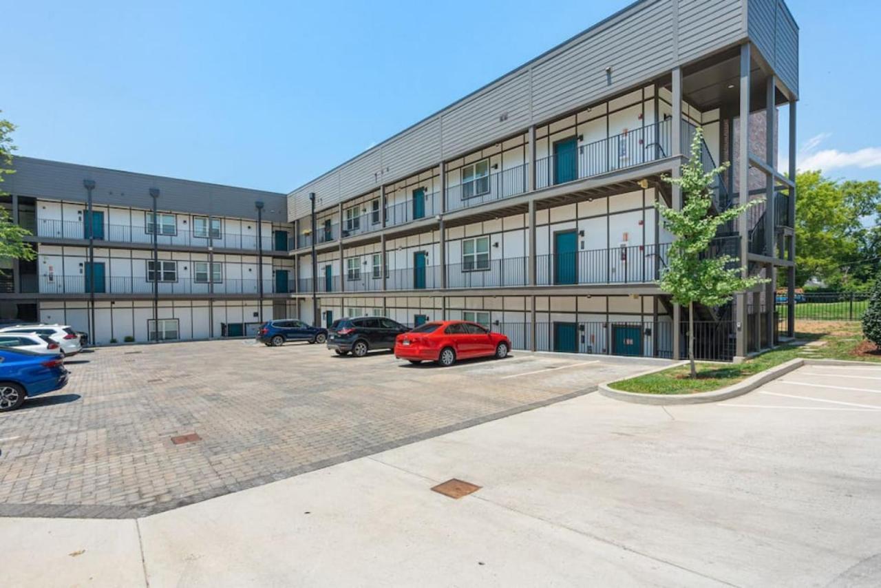 Modern Spacious With Parking By Downtown Broadway Apartment