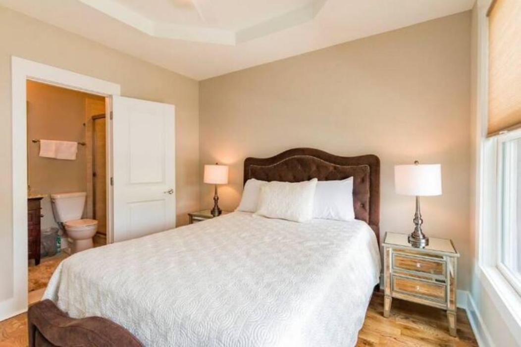 Holiday home Glitz & Guitars I Stylish 3br With Rooftop Hot Tub In East *
