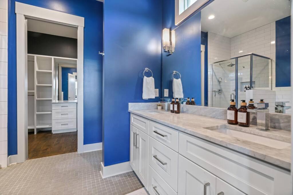 King Bed, Balcony, Covered Patio & Firepit! 8 Minutes From Broadway Holiday home