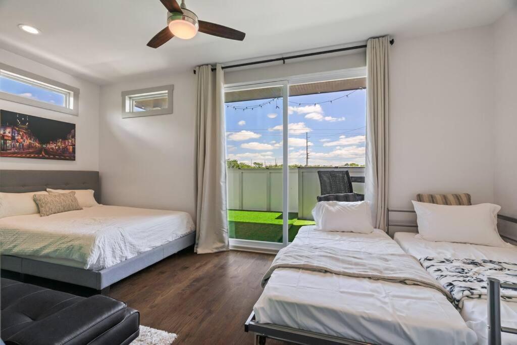 King Bed, Balcony, Covered Patio & Firepit! 8 Minutes From Broadway *