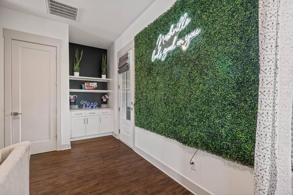 King Bed, Balcony, Covered Patio & Firepit! 8 Minutes From Broadway Holiday home *