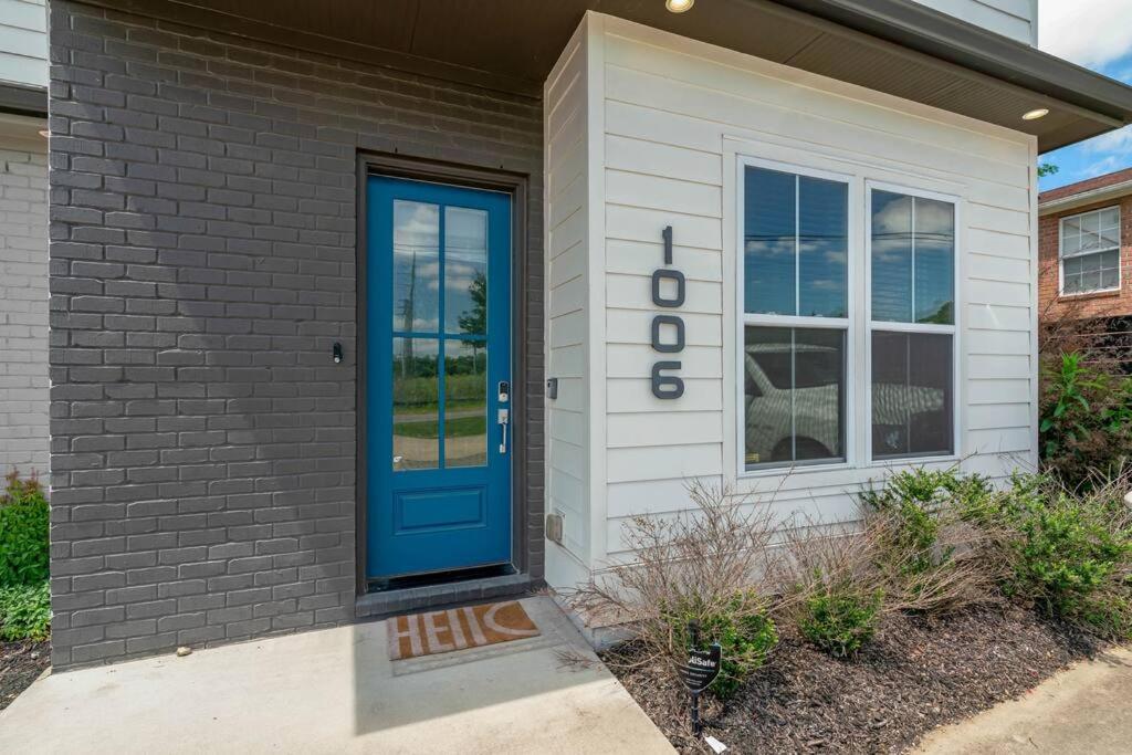 King Bed, Balcony, Covered Patio & Firepit! 8 Minutes From Broadway Nashville