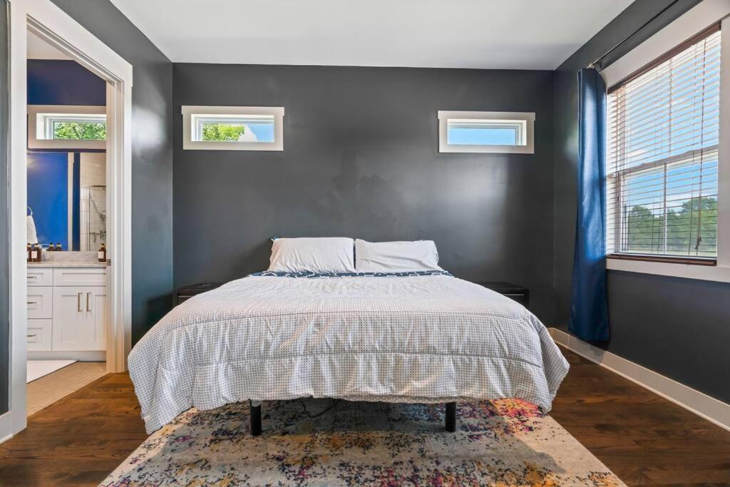 King Bed, Balcony, Covered Patio & Firepit! 8 Minutes From Broadway Holiday home Nashville