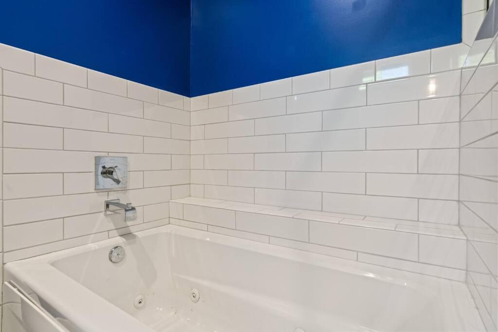 King Bed, Balcony, Covered Patio & Firepit! 8 Minutes From Broadway *