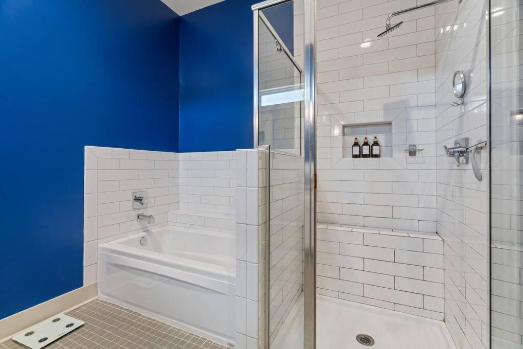 King Bed, Balcony, Covered Patio & Firepit! 8 Minutes From Broadway Nashville