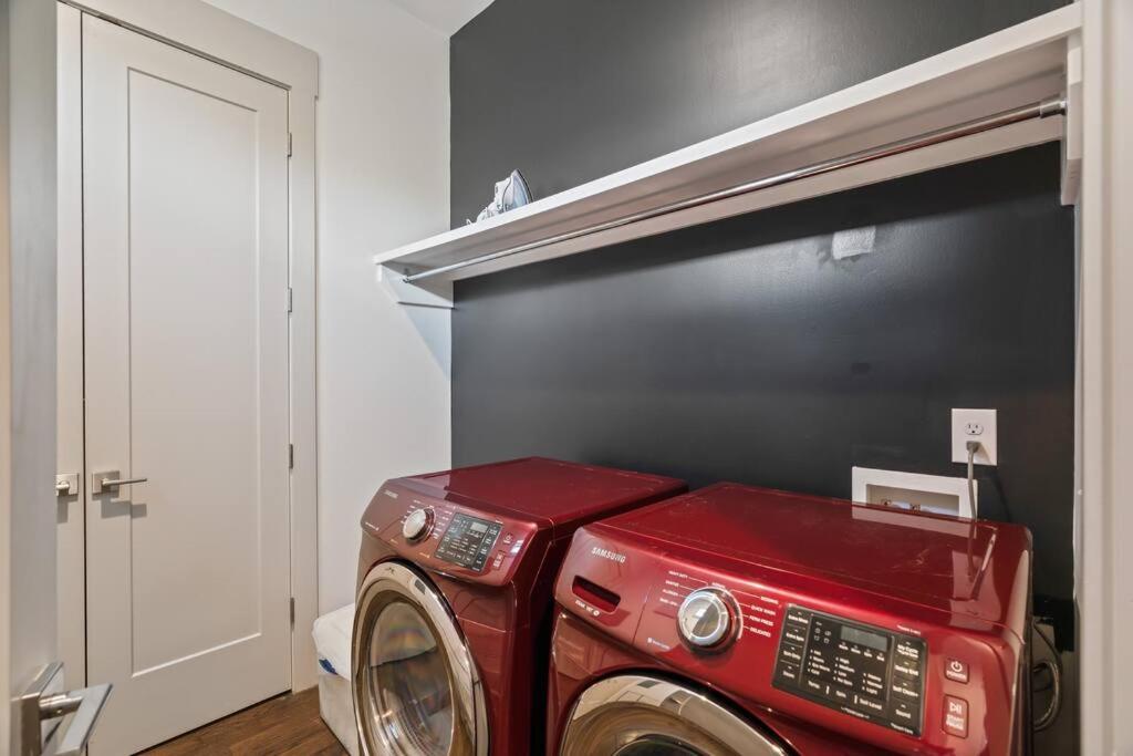 Holiday home King Bed, Balcony, Covered Patio & Firepit! 8 Minutes From Broadway