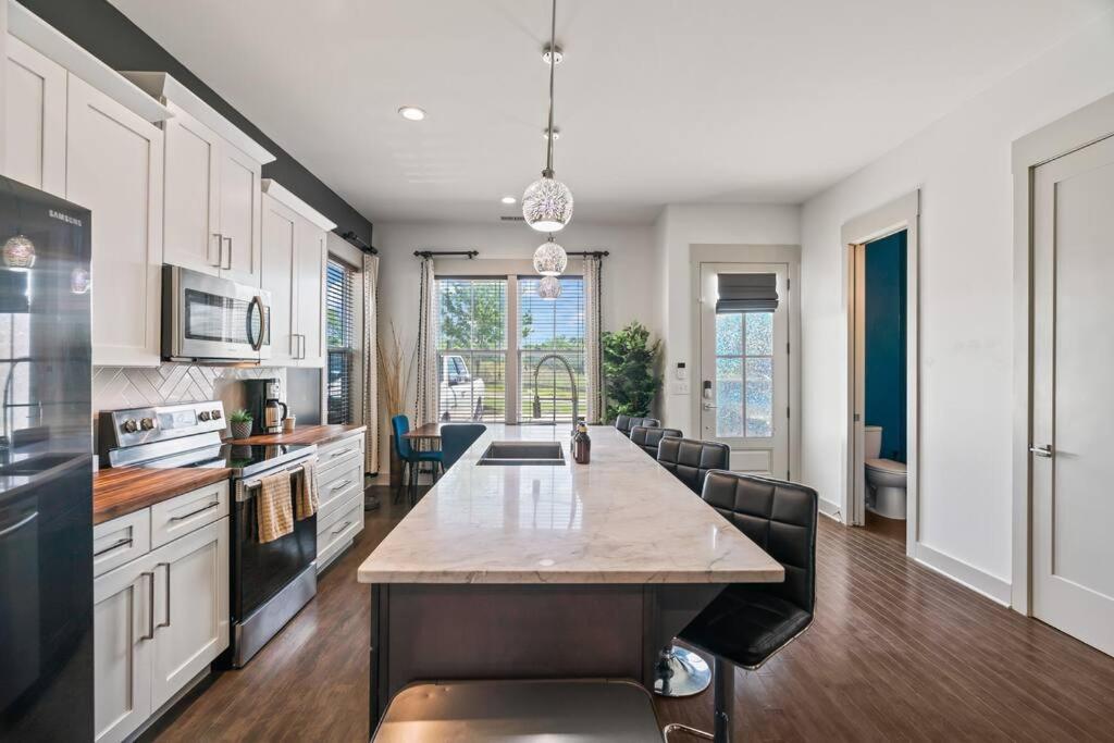 Holiday home King Bed, Balcony, Covered Patio & Firepit! 8 Minutes From Broadway Nashville