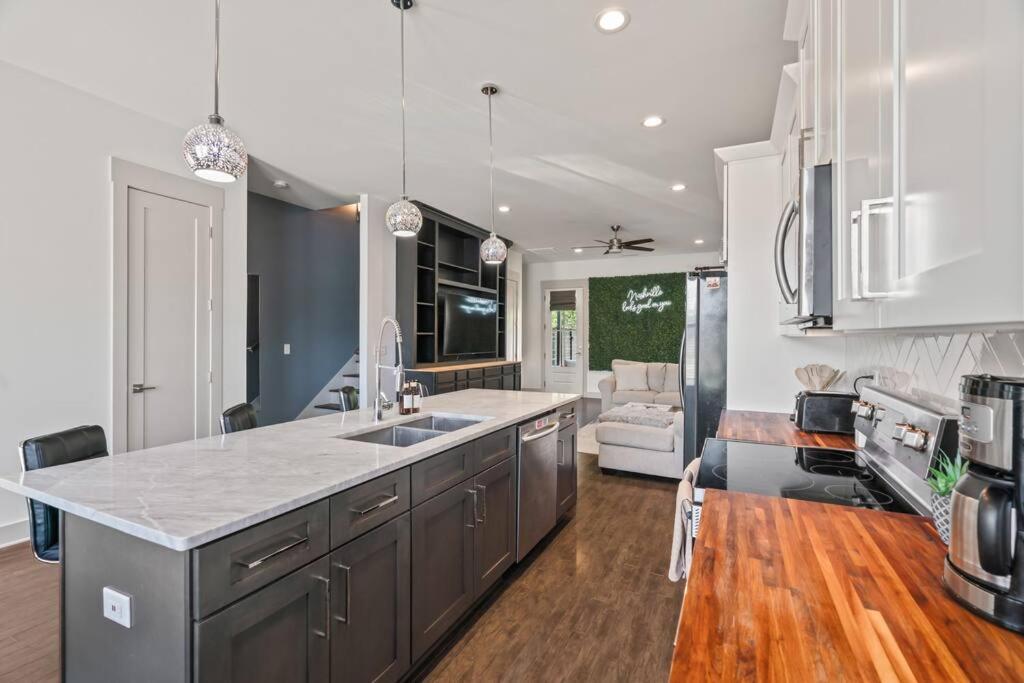 Holiday home King Bed, Balcony, Covered Patio & Firepit! 8 Minutes From Broadway