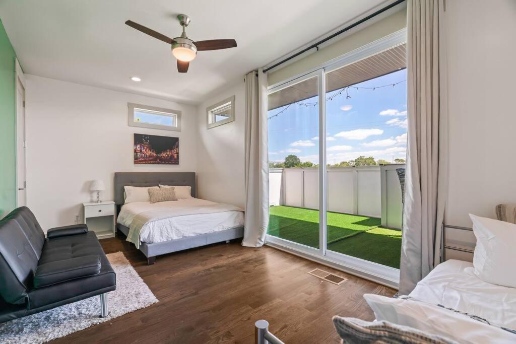 King Bed, Balcony, Covered Patio & Firepit! 8 Minutes From Broadway Holiday home *