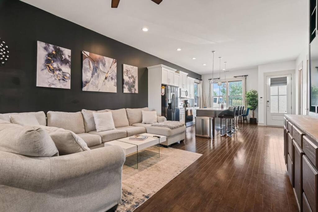 King Bed, Balcony, Covered Patio & Firepit! 8 Minutes From Broadway *