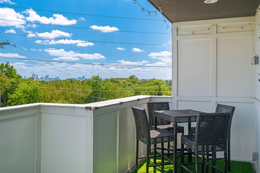 Holiday home King Bed, Balcony, Covered Patio & Firepit! 8 Minutes From Broadway