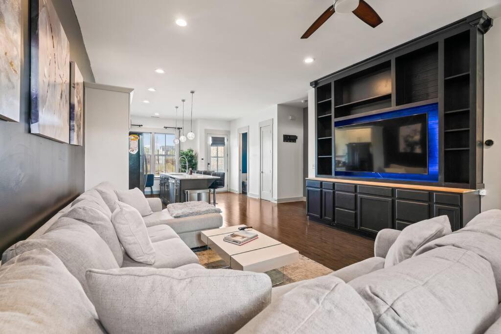 Holiday home King Bed, Balcony, Covered Patio & Firepit! 8 Minutes From Broadway