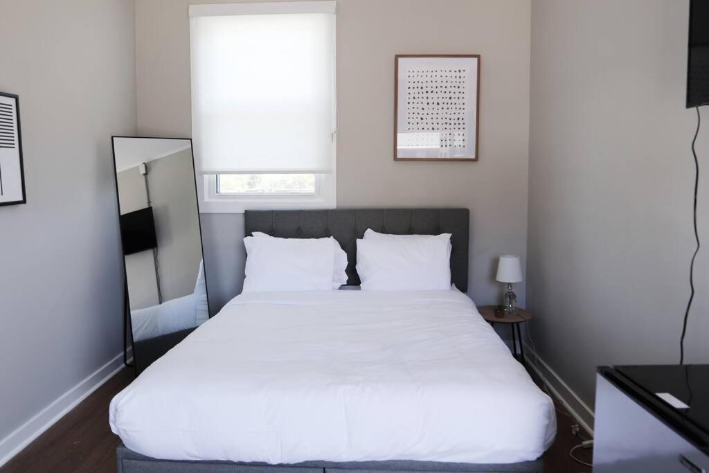 Bright 1 Bedroom 10 Mins To *