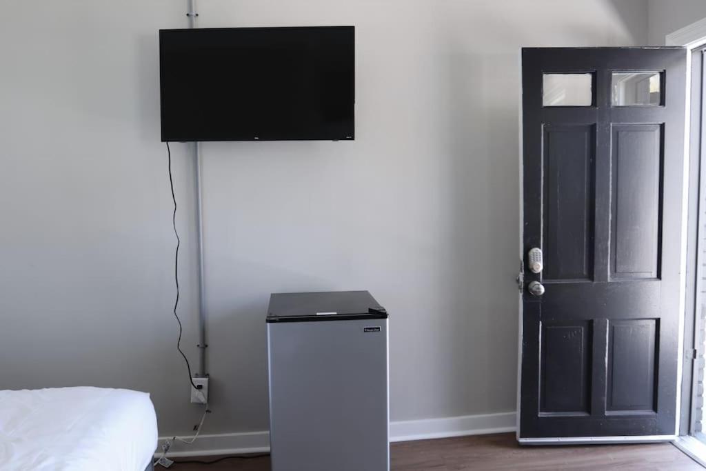 Bright 1 Bedroom 10 Mins To *