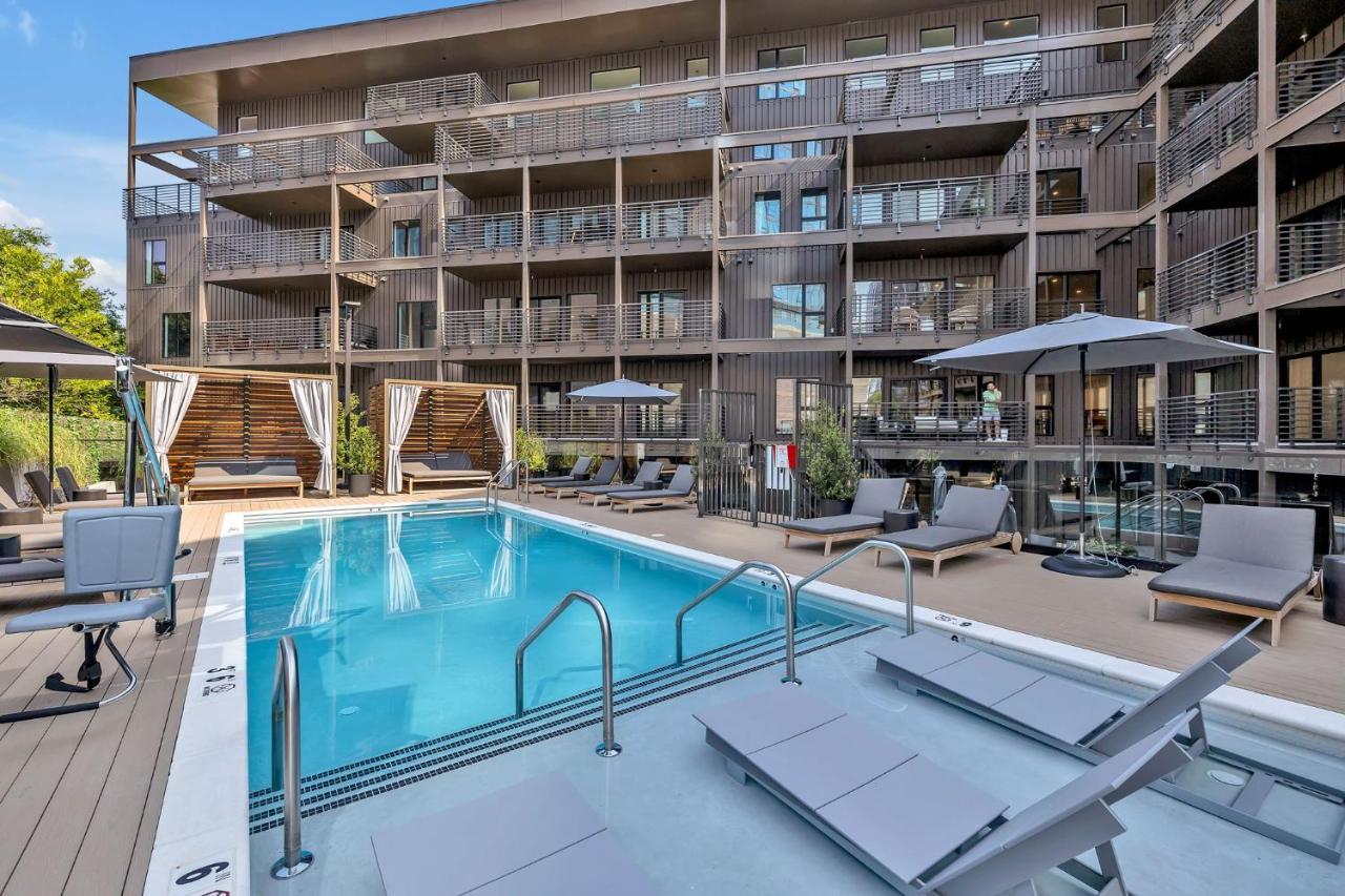 Huge Downtown Corner Unit- Pool-gym-walk 2 Broadway Nashville