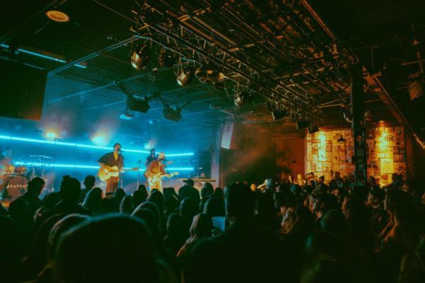 Apartment Near Downtown Broadway & Stadium - Free Parking *