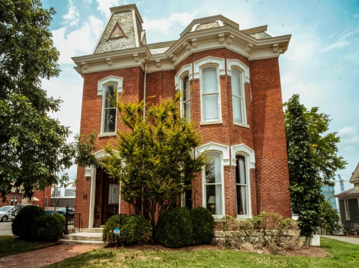 Henrie House I Luxury 4br Downtown Historic Gem With Library & Patio Nashville