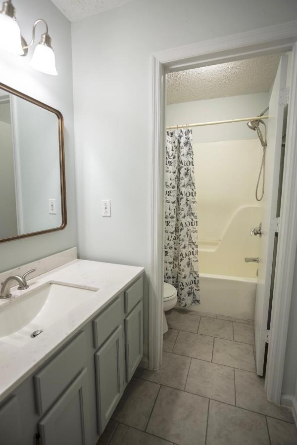 Elegant 3 Bedroom Apt With Free Parking And Balcony Nashville