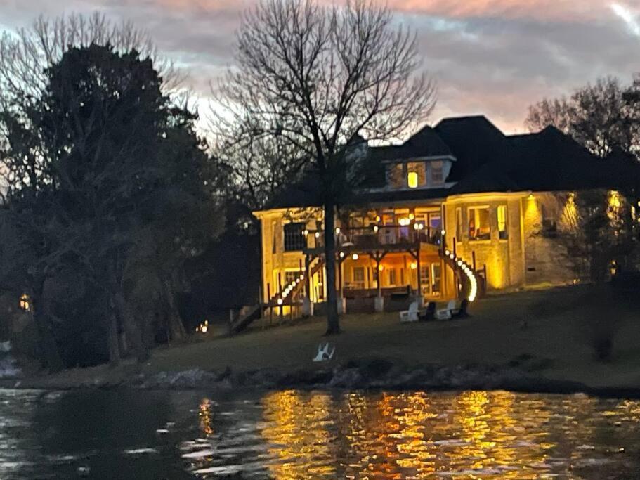 Luxury@lake Mansion Pool/hot Tub For Discerning Tastes Holiday home Nashville