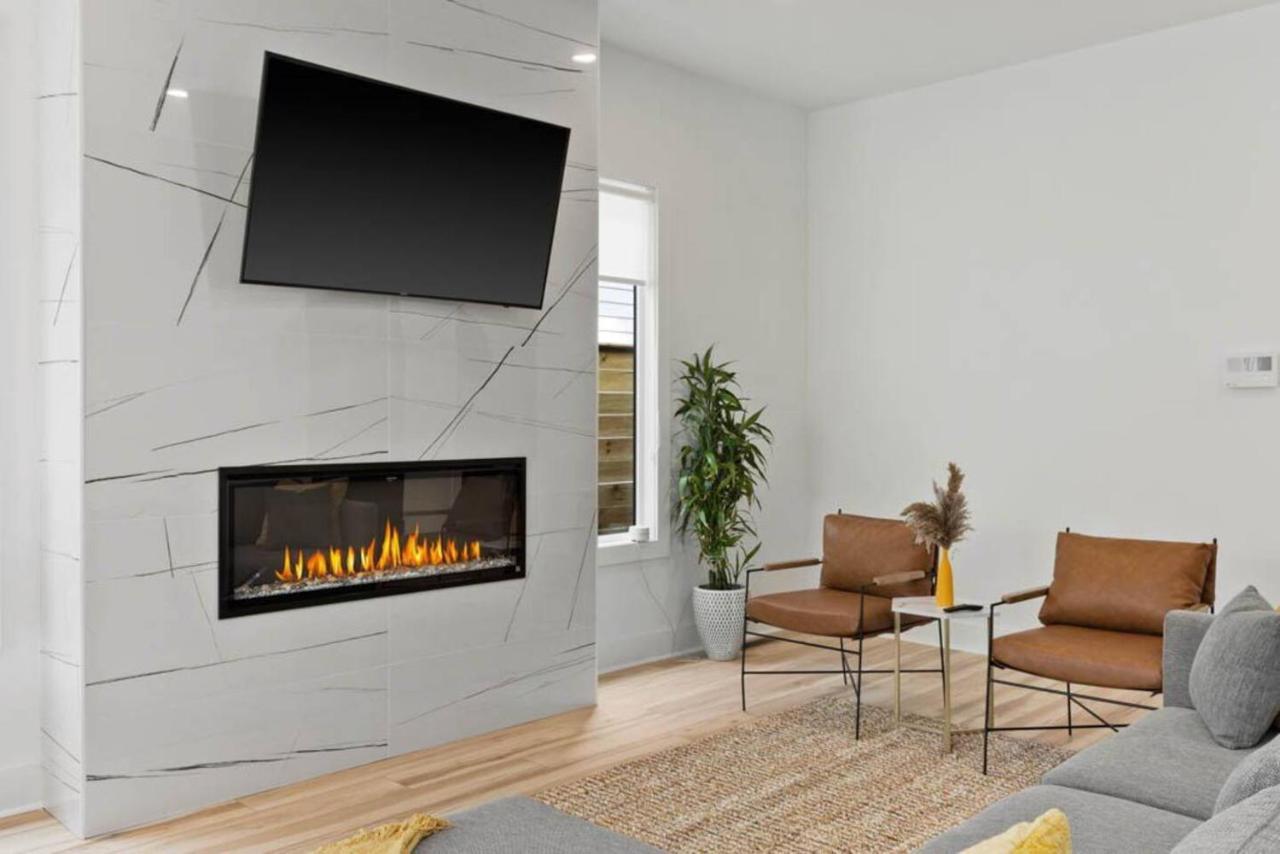 Urban Oasis: Modern Luxury Near Downtown Holiday home