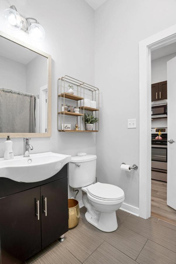 Refreshing 2 Bedroom, 3 Bed W Free Parking Near Restaurants *