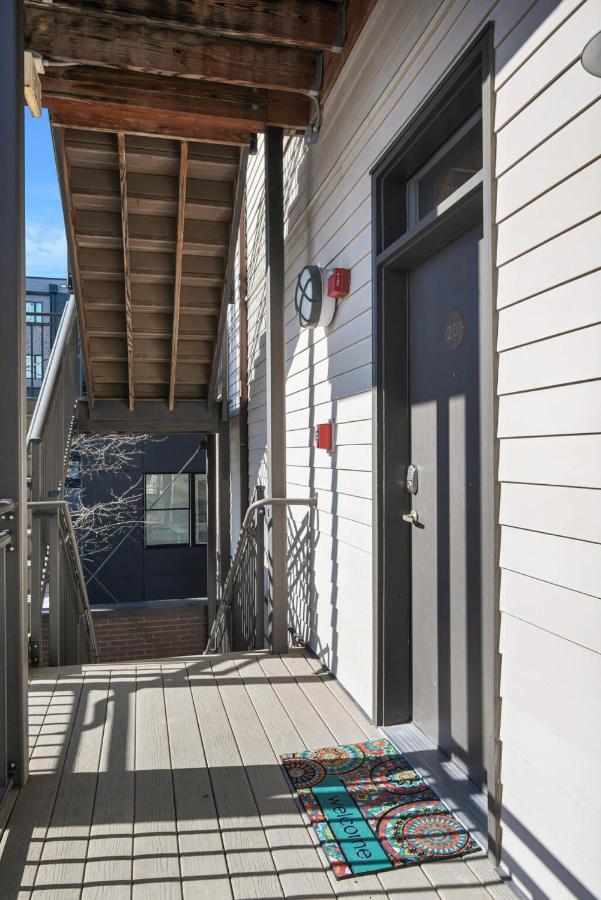 Refreshing 2 Bedroom, 3 Bed W Free Parking Near Restaurants